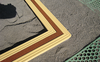 階段テラスなどの角部分に使用するゴムチップ製品ラバーマット