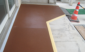 段差10㎜を自然に解消してつまずきを防止するゴムチップスロープ