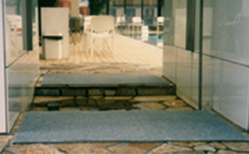 プール等の出入り口で使用する素足専用水切り抗菌マット